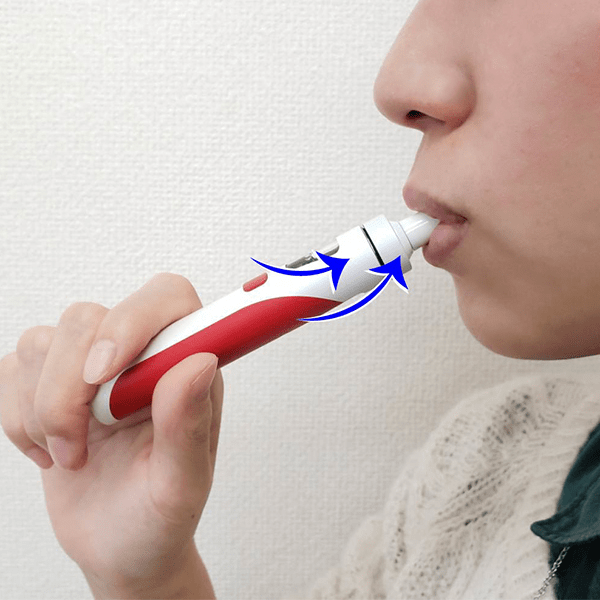 ドリップチップを口に含み、ボタンを押さずに吸ってみましょう