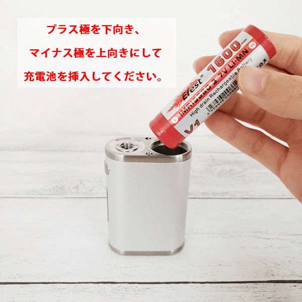 充電池のプラス極を下、マイナス極を上にして挿入し、キャップを閉めます。